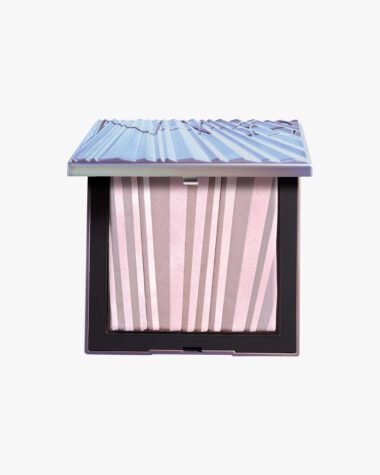 Produktbilde for Aura Illuminating Face & Body Powder Skyrocket 13 g hos Fredrik & Louisa